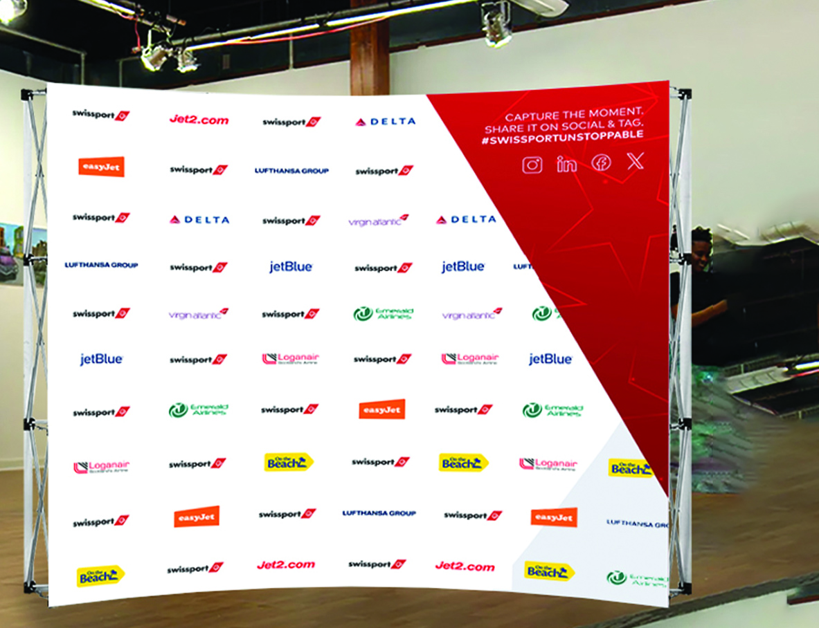 Curved Pop Up Exhibition Backdrop Stand With Printed Fabric Graphics
